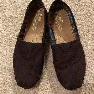 Tom’s black canvas shoes